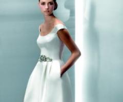 Abito da sposa con dettagli gioiello e tasche