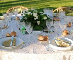 Allestimento tavolo per il ricevimento di matrimonio