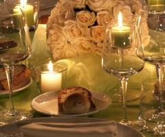 Fiori e candele per i tavoli di nozze