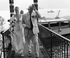 Foto della sposa con il papà al lago
