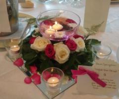 Centrotavola con rose e candele galleggianti