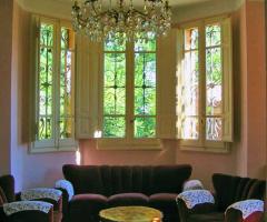 L'elegante salone della villa