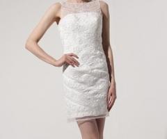 Abito da sposa corto ed elegante, per una sposa moderna e sbarazzina