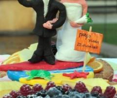 Fotografia del cake topper della torta degli sposi