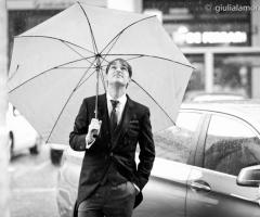 Sposo con ombrello