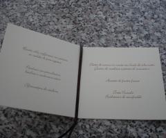 Particolare di menu quadrato 10x10 con nastrino marrone a segnalibro.