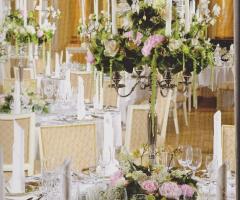 candelabri con cascate di fiori per un sofisticato allestimento al ristorante - Amaryllis creazioni floreali