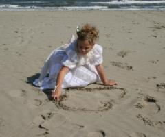 Damigella di nozze sulla spiaggia