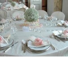 Allestimento dei tavoli del matrimonio