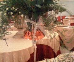 Centrotavola floreale per il buffet di matrimonio
