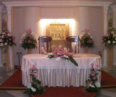 Fiori bianchi e rosa per il tavolo degli sposi