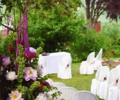 Allestimento della cerimonia  in giardino sui toni del viola