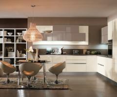 Cucina angolare bianca e grigia