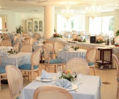 Parco Augusto - Allestimento dei tavoli per il ricevimento del matrimonio