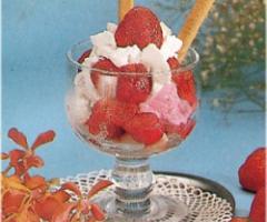 Coppa di fragole con panna per ricevimento di matrimonio realizzata dal catering Gran Caffè del Duomo