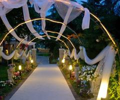 L'ingresso che conduce a Villa Montrona, elegantemente decorato con veli e fiori