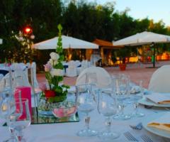 Dettaglio tavolo finemente apparecchiato presso l'Azienda Agrituristica Arabesque