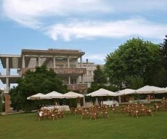 Ricevimento di matrimonio in giardino