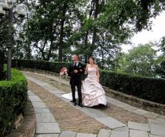 Castello di Cortanze - Gli sposi a passeggio nel parco del Castello