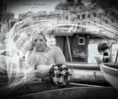 Michele Manicone Fotografia - Gli sposi teneramente in barca