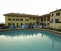 Piscina dell'agriturismo per ricevimenti di matrimonio
