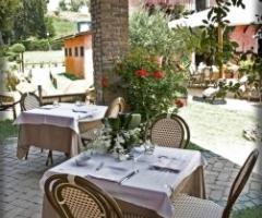 Ricevimento di matrimonio sotto il portico