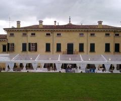 Allestimento del matrimoni in giardino con una tensostruttura