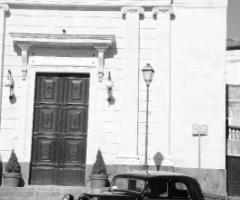 L'auto attende gli sposi all'uscita della chiesa - Citroen Traction Avant