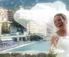 Foto della sposa durante un'esplosione di allegria