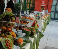 Tavolo della frutta e dei dolci