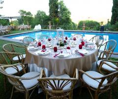 Tavoli allestiti a bordo piscina