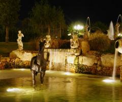 New Lions Ricevimenti - Fontana nel giardino della location