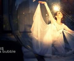 Spettacolo di danza dentro un involucro trasparente