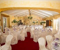 Mise en place bianca e lilla per il matrimonio