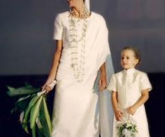 Semplice e delicato abito da sposa e da damigella