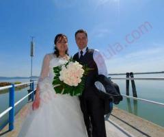 Sposi al sole sul pontile