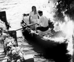 Foto in bianco e nero della sposa in barca