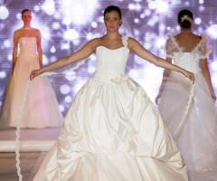 Abito in taffetà e organza con bustino in pizzo rebrode con bretella mono spalla in pizzo - Atelier Laura La Spina