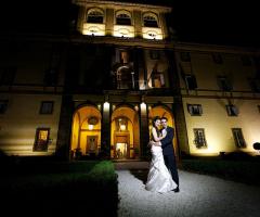 Aysthesis Foto & Design Studio - Gli sposi davanti alla location