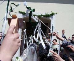 Bacchette magiche all'uscita degli sposi dalla chiesa