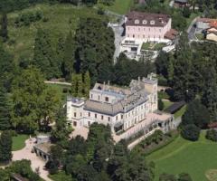 Vista aerea del Castello Dal Pozzo sul Lago Maggiore