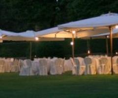 Ricevimento di matrimonio serale in giardino