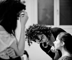 Laura Nastasi mentre realizza un trucco professionale