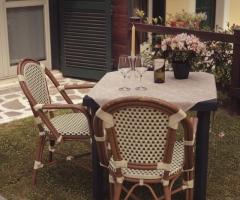 Allestimento dei tavoli in giardino