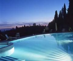 La piscina della villa illuminata