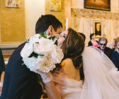 Finalmente lo sposo può baciare la sposa