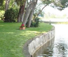 Il lungolago della villa