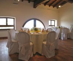 Tavoli allestiti ed elegantemente decorati