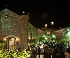 il castello illuminato di sera