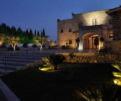 Tenuta La Vallonea - Facciata principale della tenuta di sera